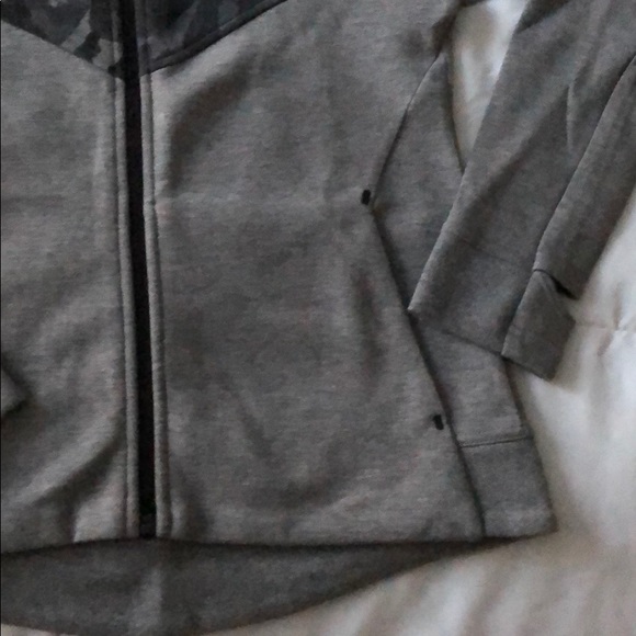 Girl’s Large Gray Camouflage Nike Zip Up Jacket - Picture 3 of 6